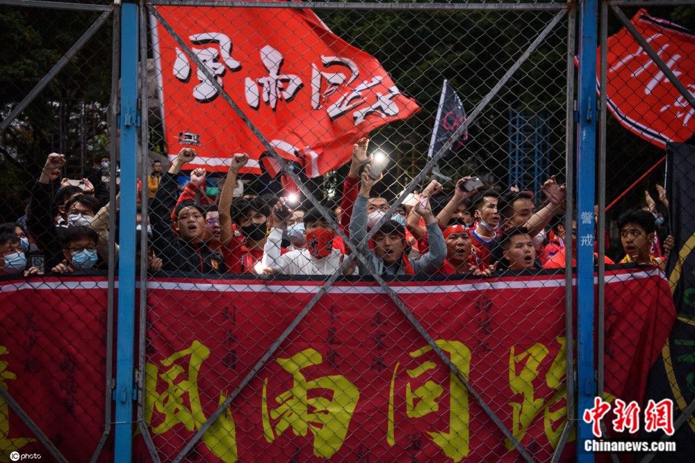 据曼城跟队记者SamLee报道，罗德里伤情不重，他在颁奖时跳来跳去的次数比任何人都多！